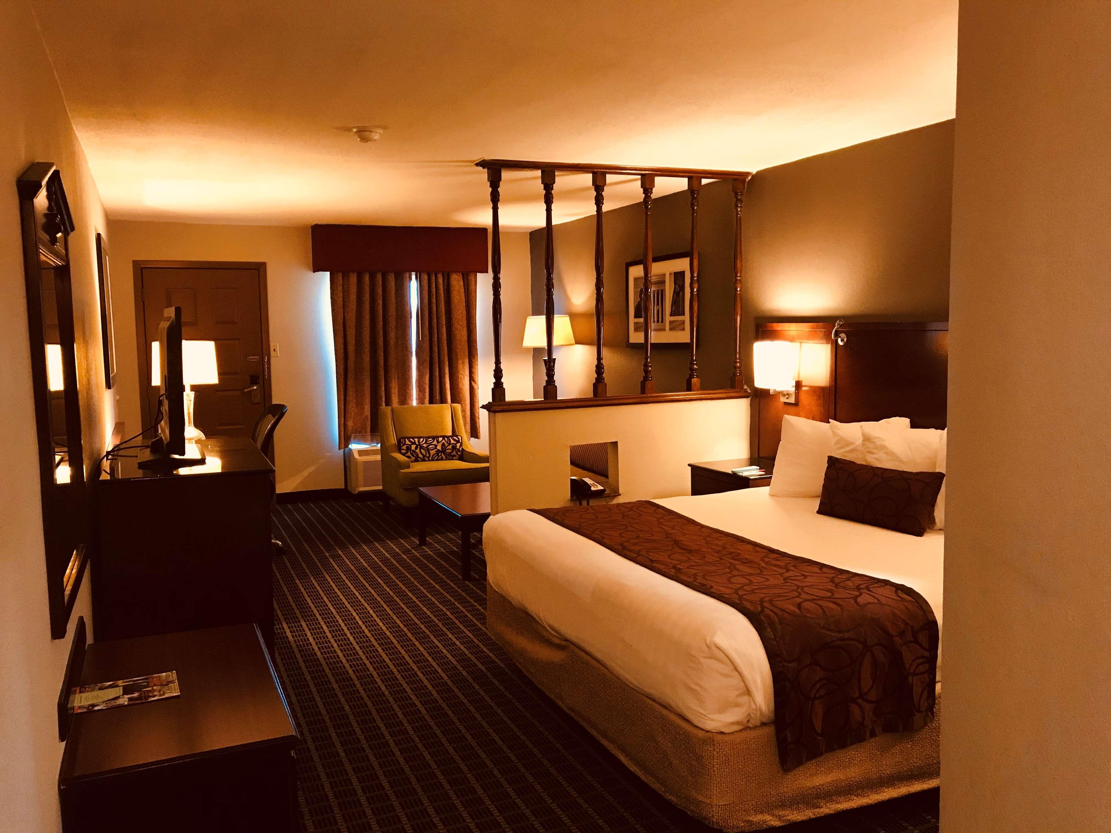 Surestay Plus Hotel By Best Western Гринвуд Экстерьер фото