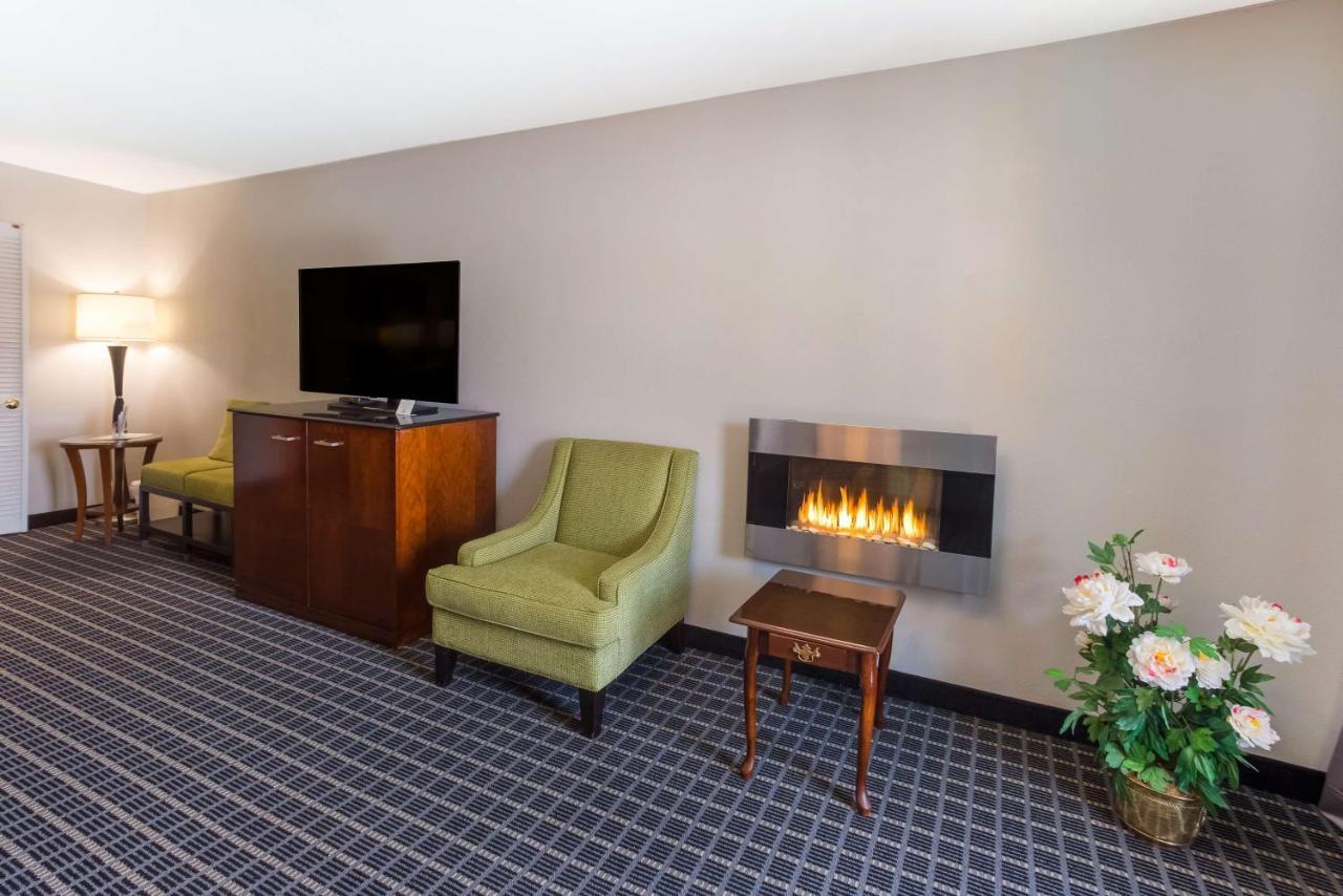 Surestay Plus Hotel By Best Western Гринвуд Экстерьер фото