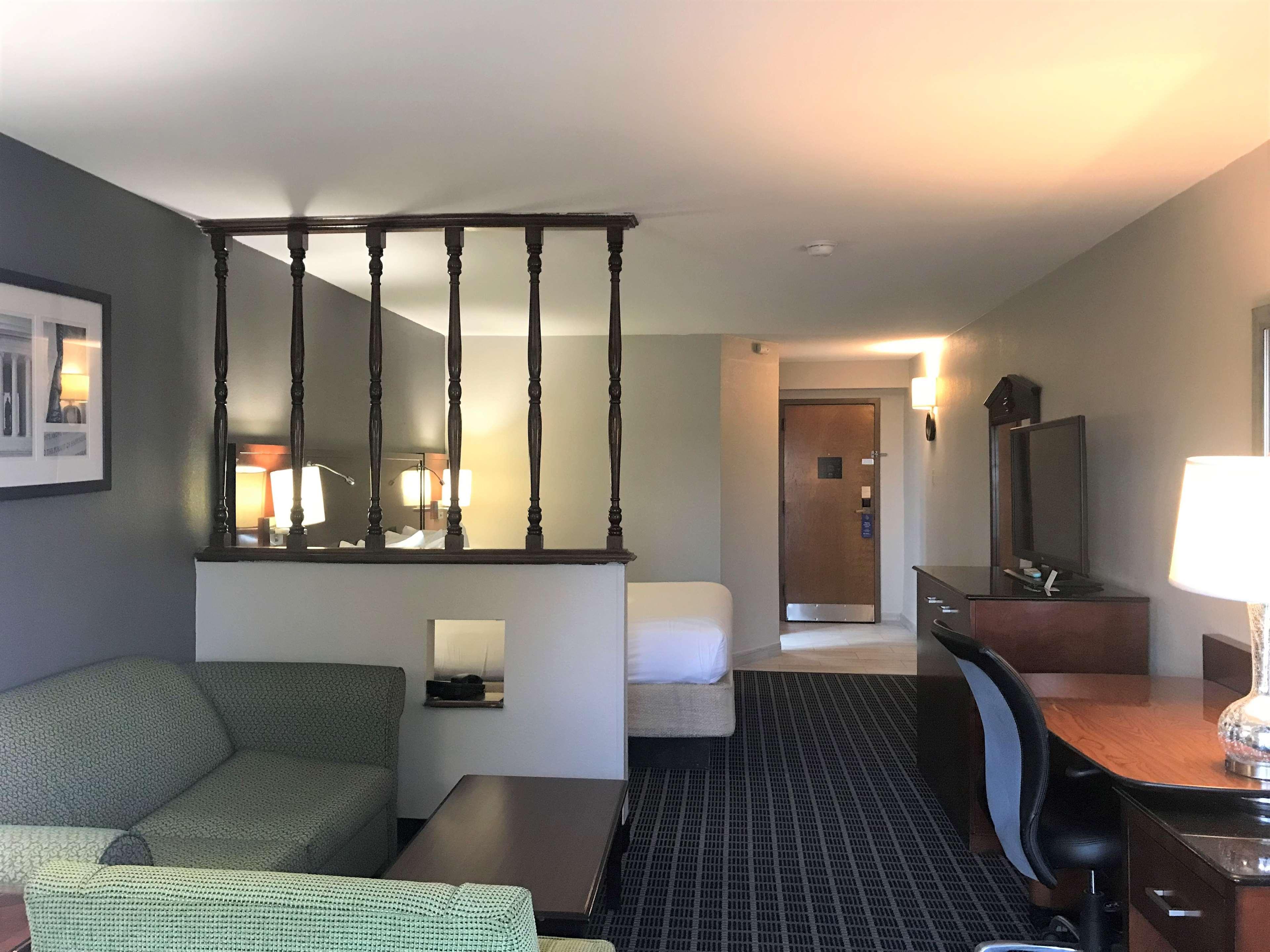 Surestay Plus Hotel By Best Western Гринвуд Экстерьер фото