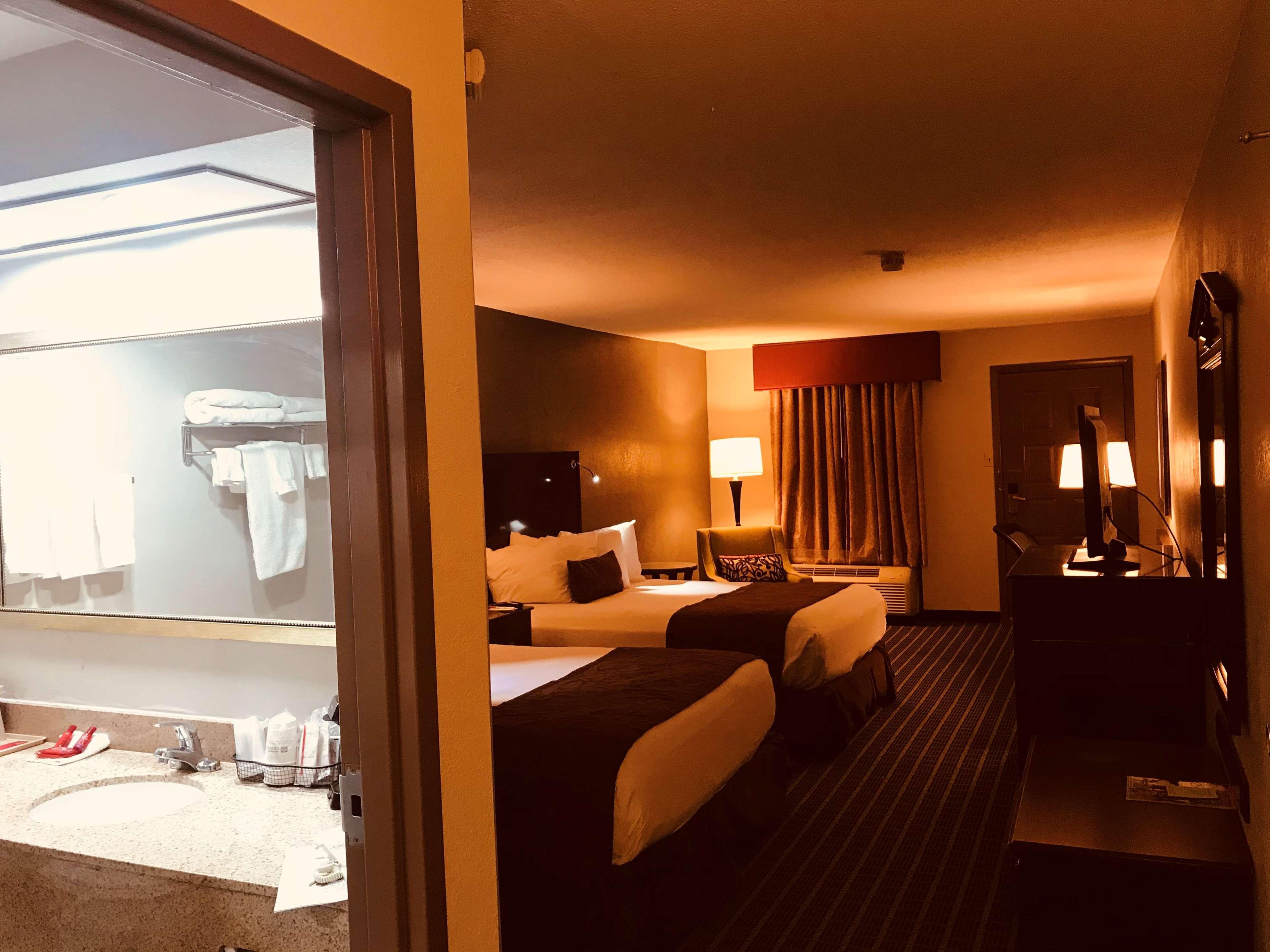 Surestay Plus Hotel By Best Western Гринвуд Экстерьер фото