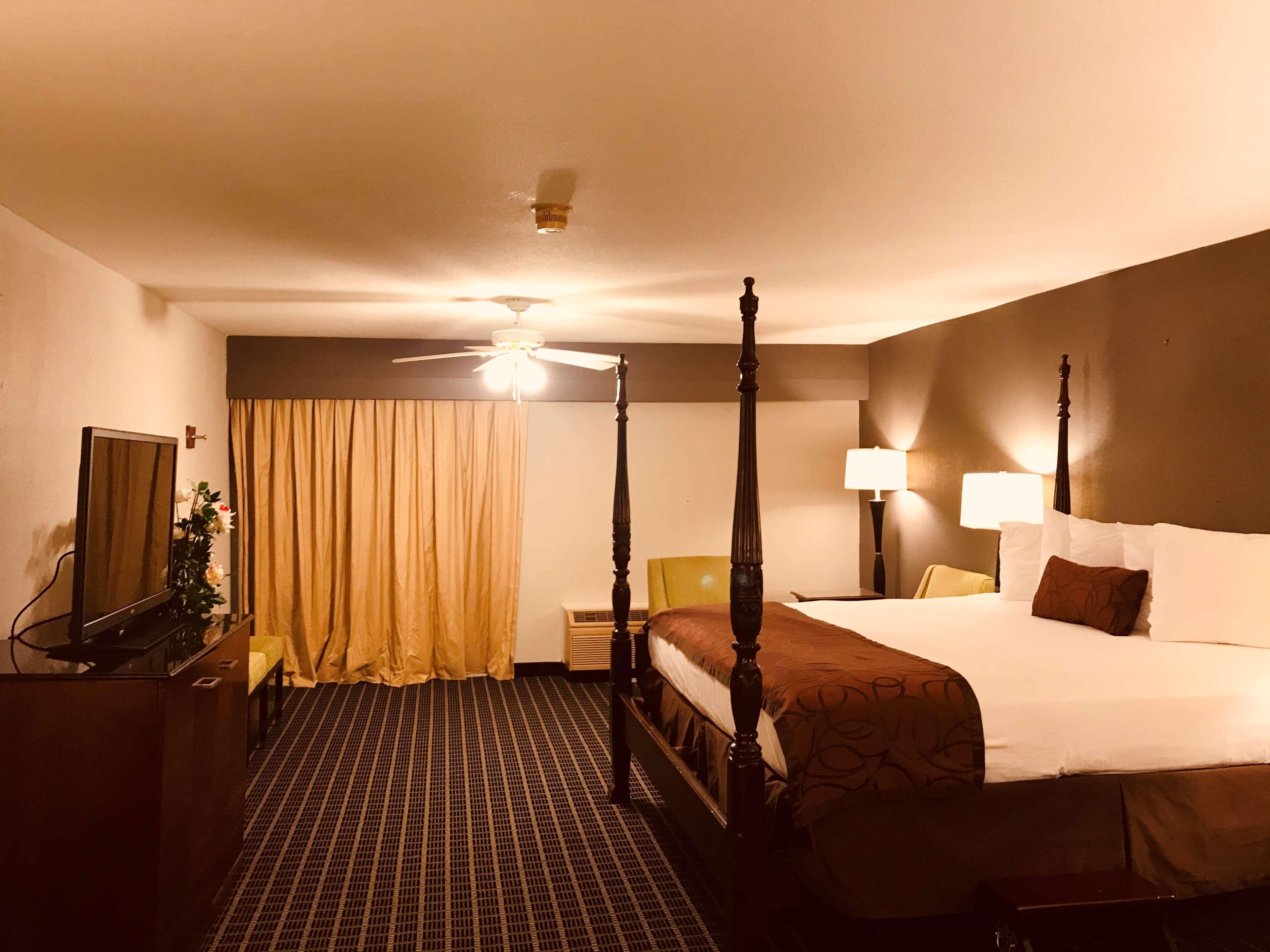 Surestay Plus Hotel By Best Western Гринвуд Экстерьер фото