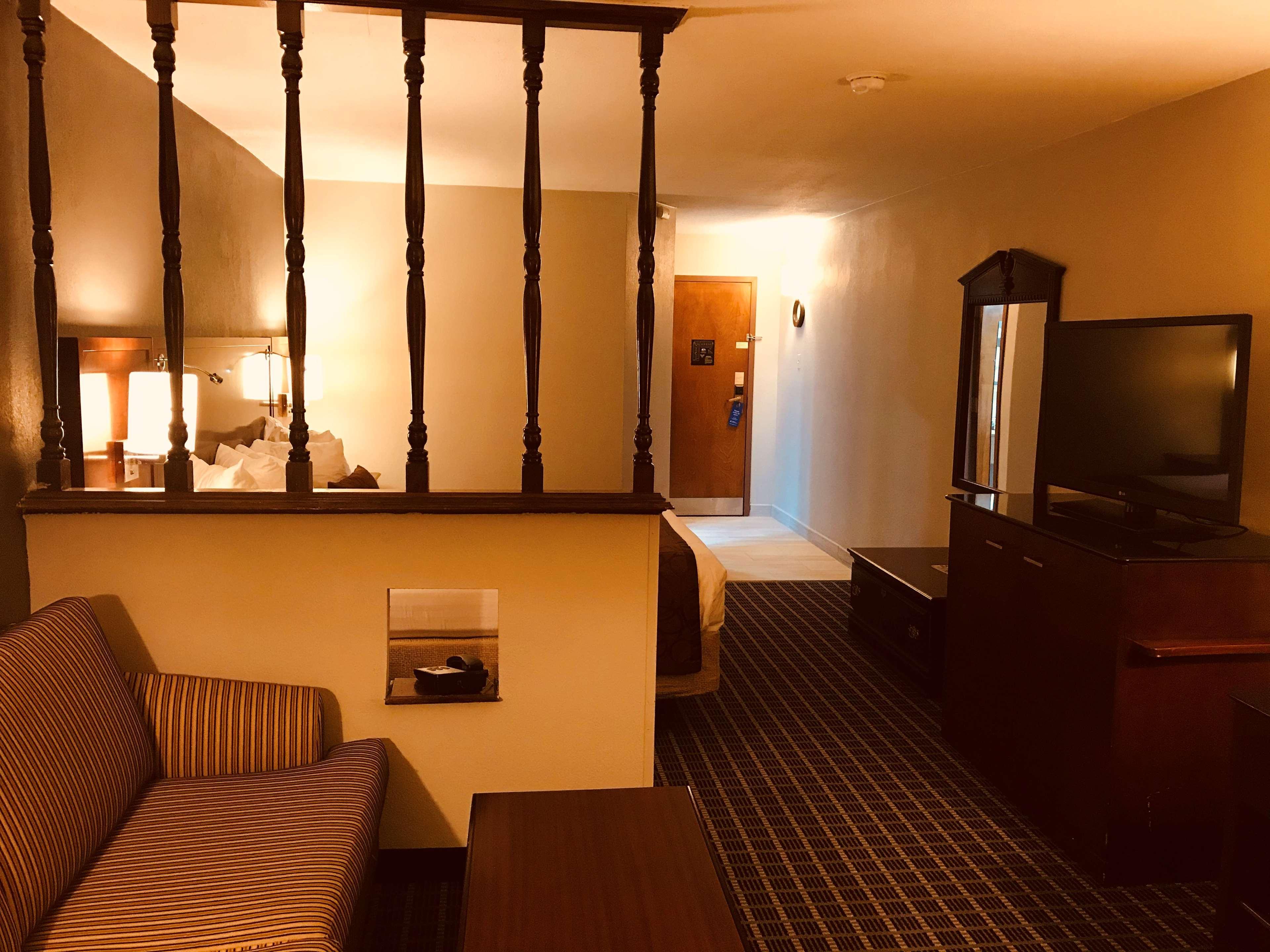 Surestay Plus Hotel By Best Western Гринвуд Экстерьер фото
