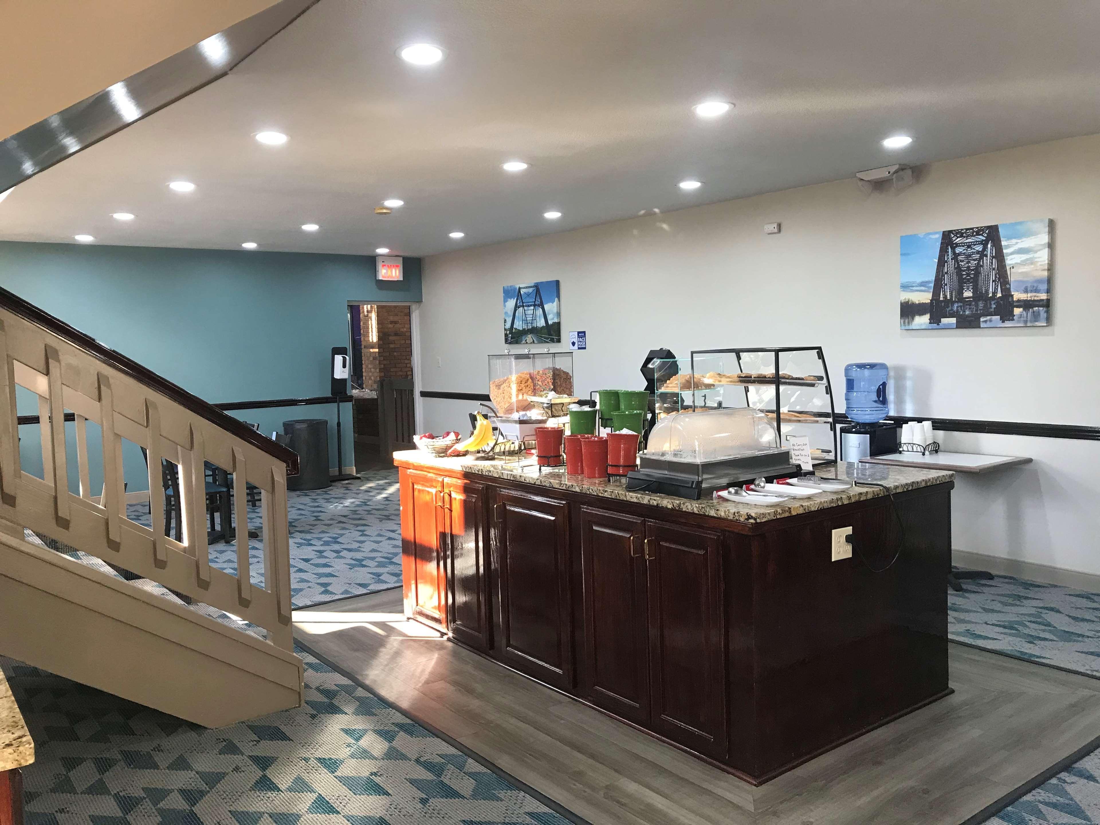 Surestay Plus Hotel By Best Western Гринвуд Экстерьер фото