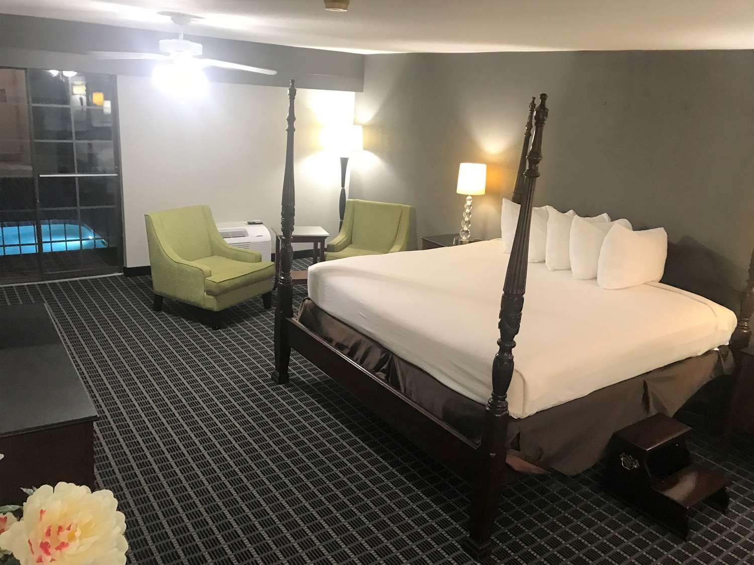 Surestay Plus Hotel By Best Western Гринвуд Экстерьер фото